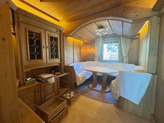 Gemütlicher Essbereich im alpinen Stil mit Holztäfelung und traditionellen Sitzgelegenheiten.