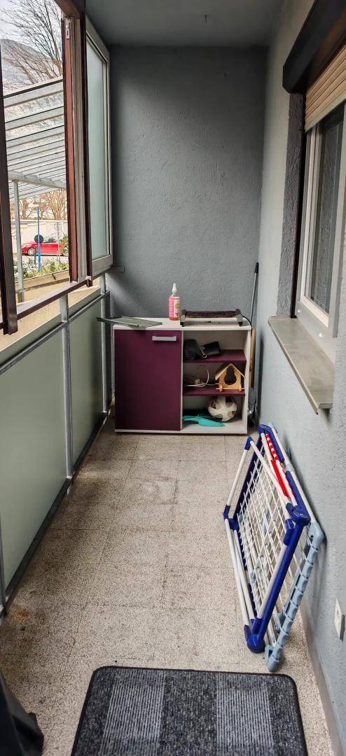 Schmaler Balkon mit Wäscheständer und Stauraum, ideal für den täglichen Gebrauch.