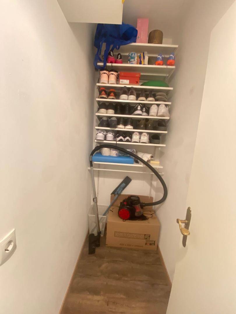 Praktischer Abstellraum mit Regalen für Schuhe und Haushaltsgeräte.