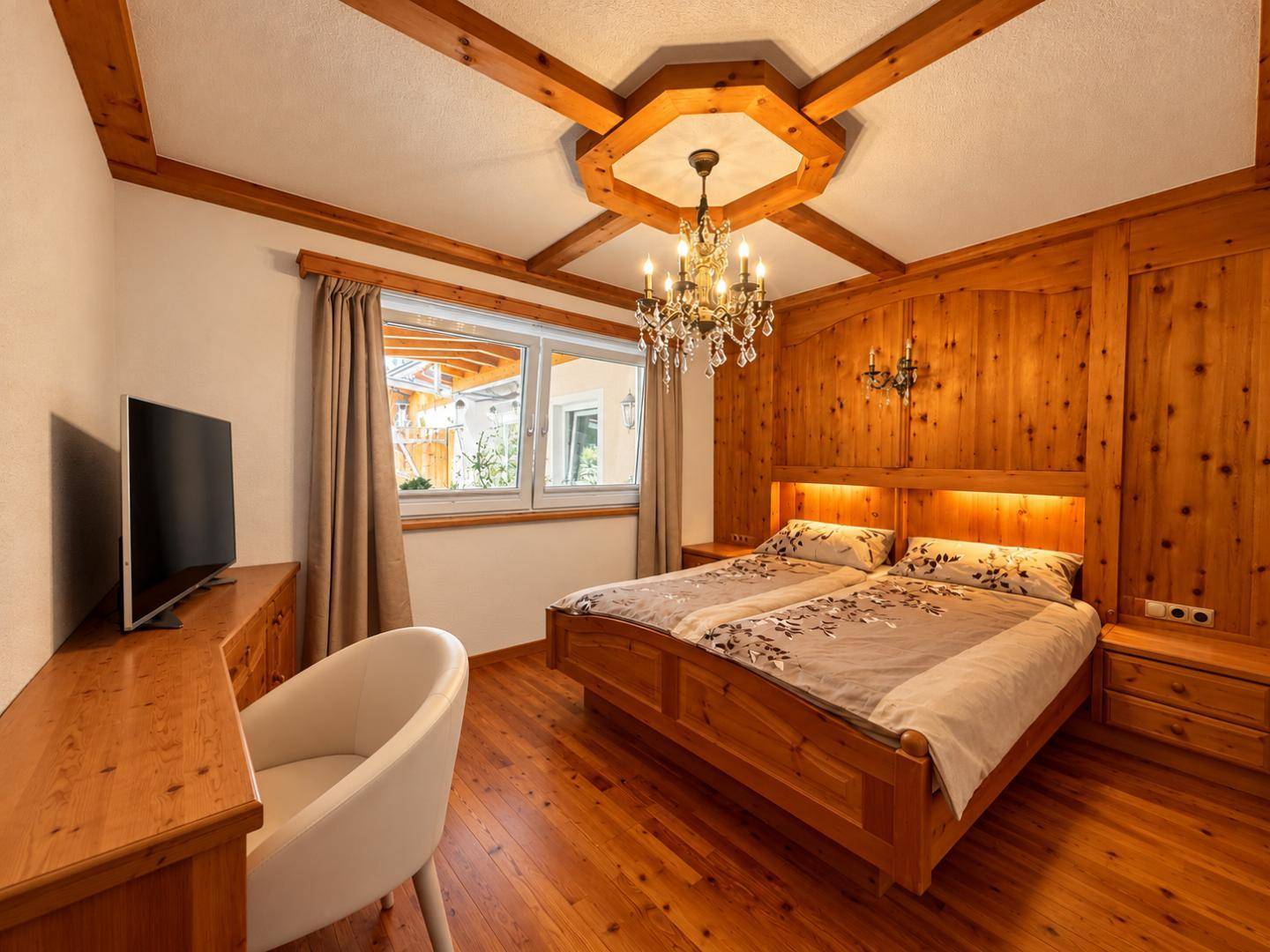 Schlafzimmer mit Zirbenholz