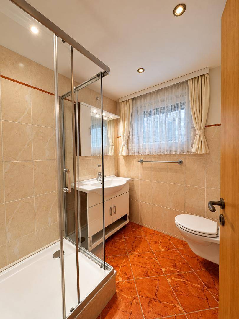 Im Untergeschoss ein Badezimmer für kurze Wege.