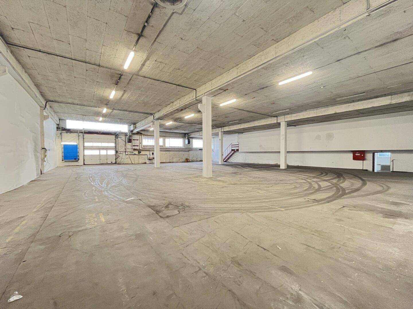 Verbindbare Lagerhallen mit Nebenflächen von 550m² bis 1750m² neben Autobahnanschluss Hall West - Ansicht 5