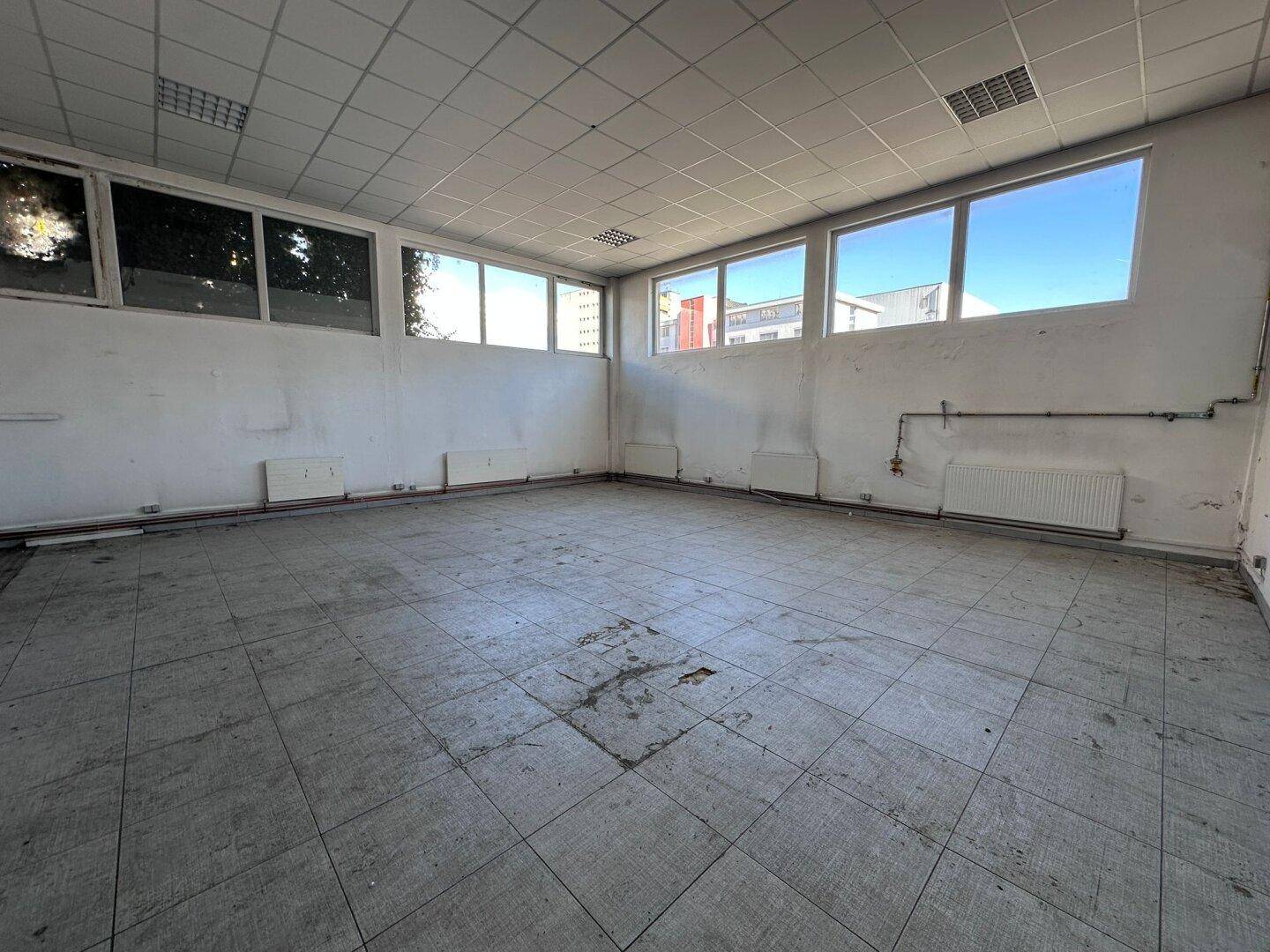 Verbindbare Lagerhallen mit Nebenflächen von 550m² bis 1750m² neben Autobahnanschluss Hall West - Ansicht 6