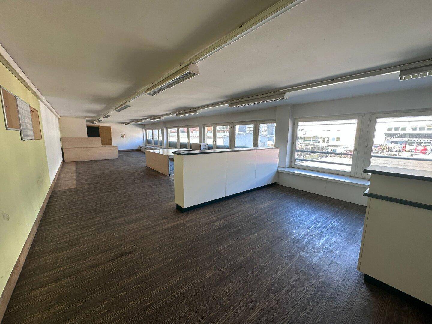 Verbindbare Lagerhallen mit Nebenflächen von 550m² bis 1750m² neben Autobahnanschluss Hall West - Ansicht 4