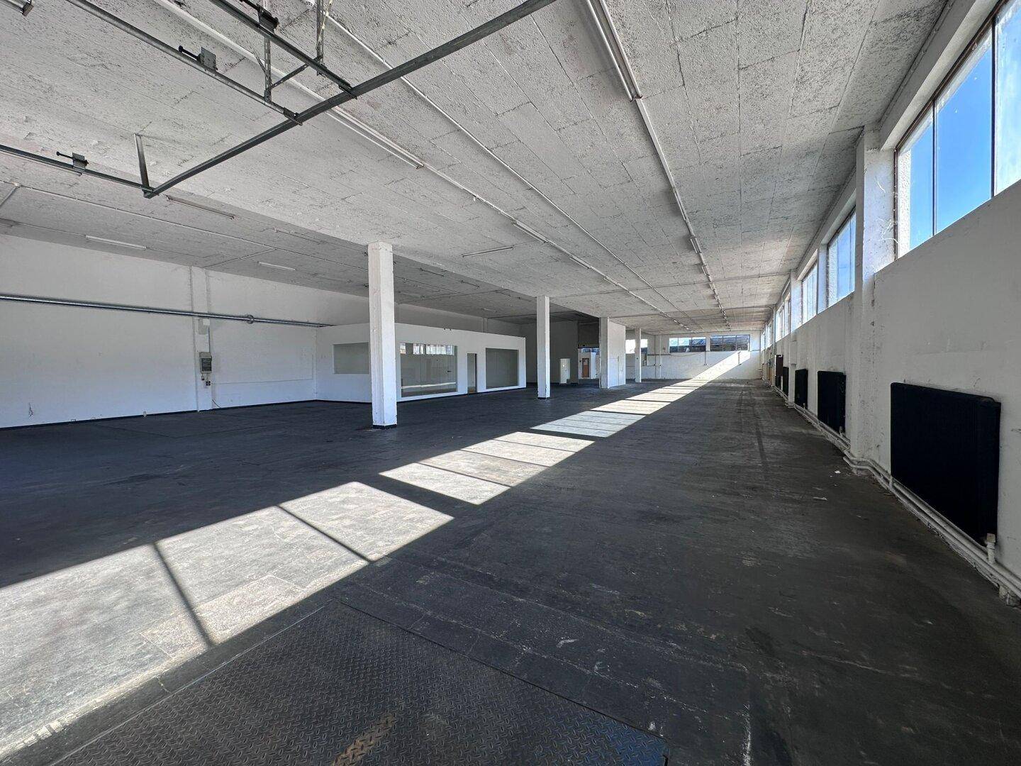 Verbindbare Lagerhallen mit Nebenflächen von 550m² bis 1750m² neben Autobahnanschluss Hall West - Mehr