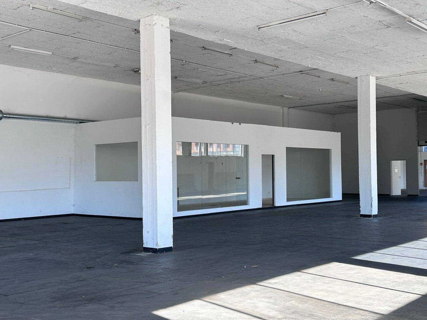 Verbindbare Lagerhallen mit Nebenflächen von 550m² bis 1750m² neben Autobahnanschluss Hall West - Ansicht 2