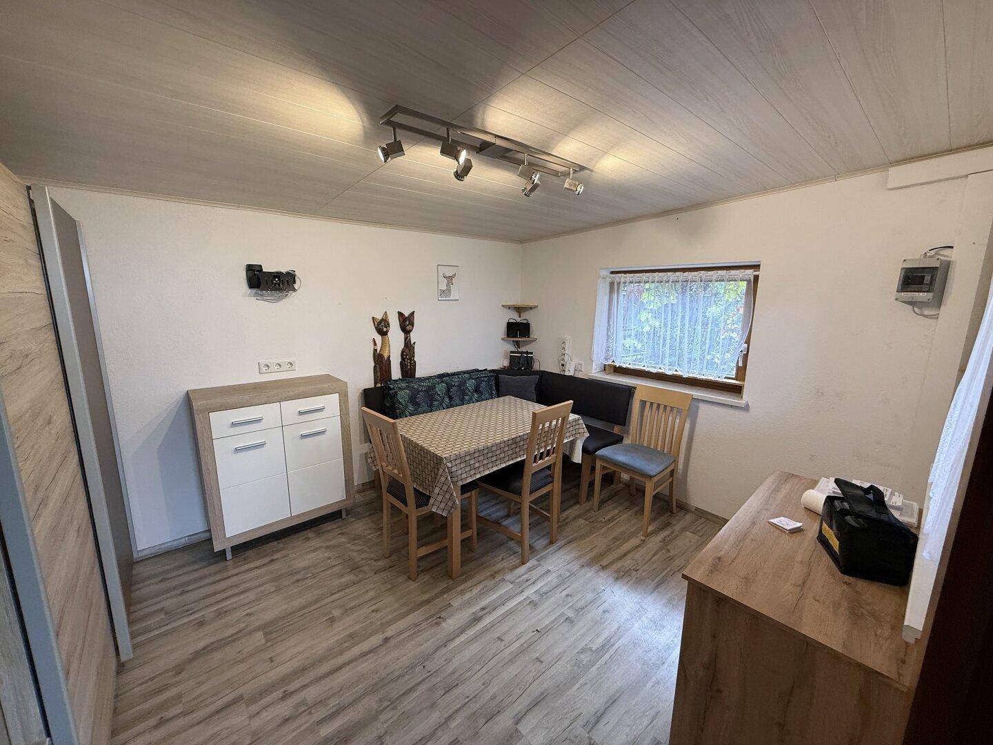 Gemütlicher Essbereich mit Holztisch, Eckbank und Stühlen, ideal für Familienmahlzeiten.