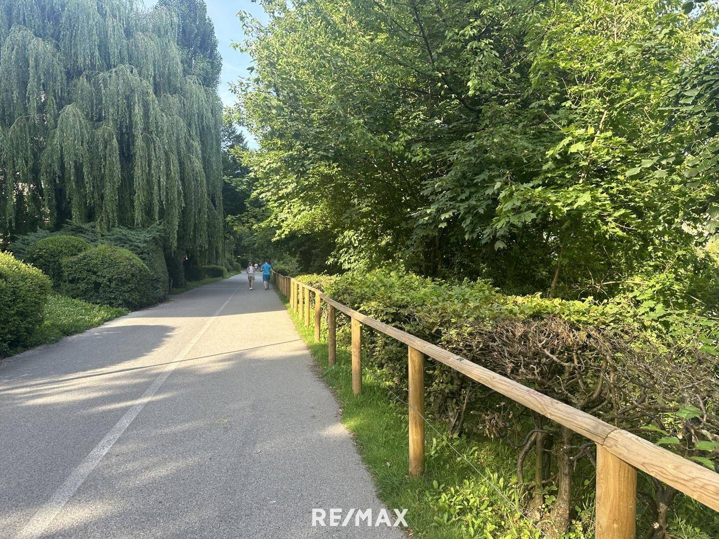 Promenade mit Radweg vor dem Haus