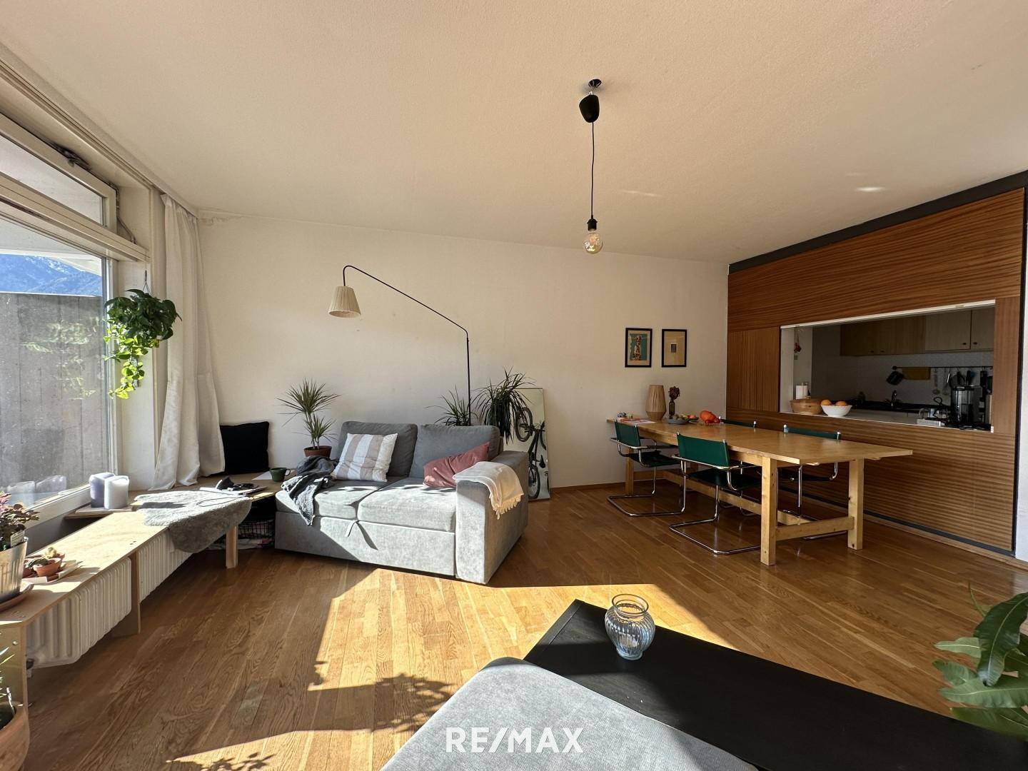 Wohnzimmer mit Ausgang Westbalkon