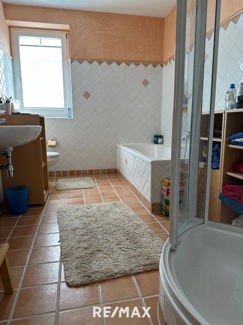 Badezimmer mit Du + Wanne + Fenster