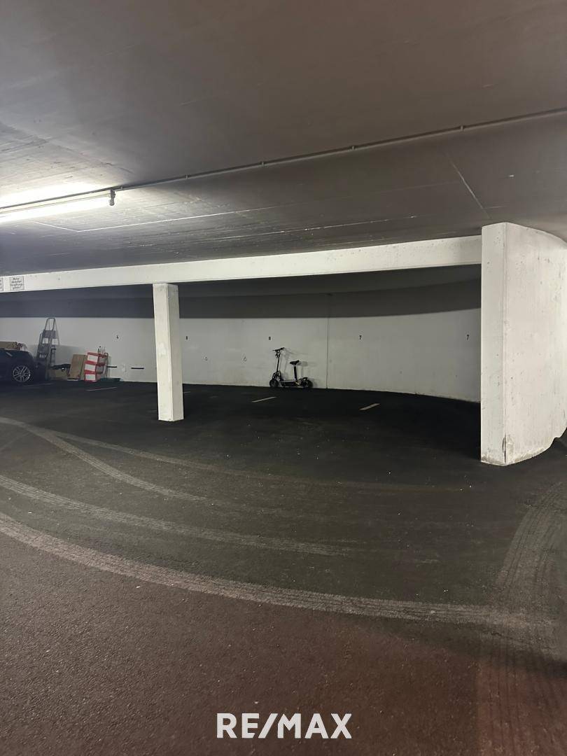 2 Tiefgaragenplätze