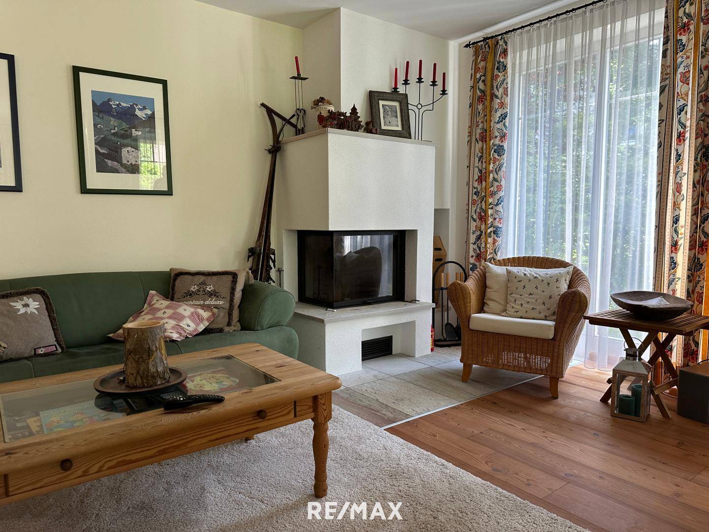 Gemütliches Wohnzimmer mit Kaminofen