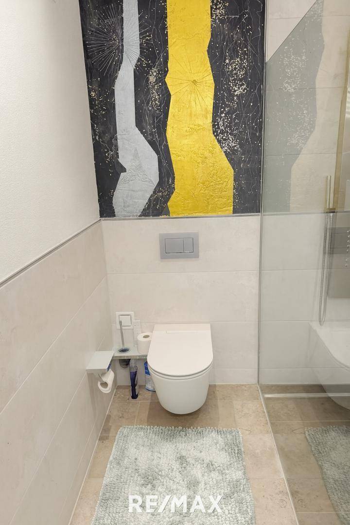 Moderne Badezimmergestaltung mit Kunst