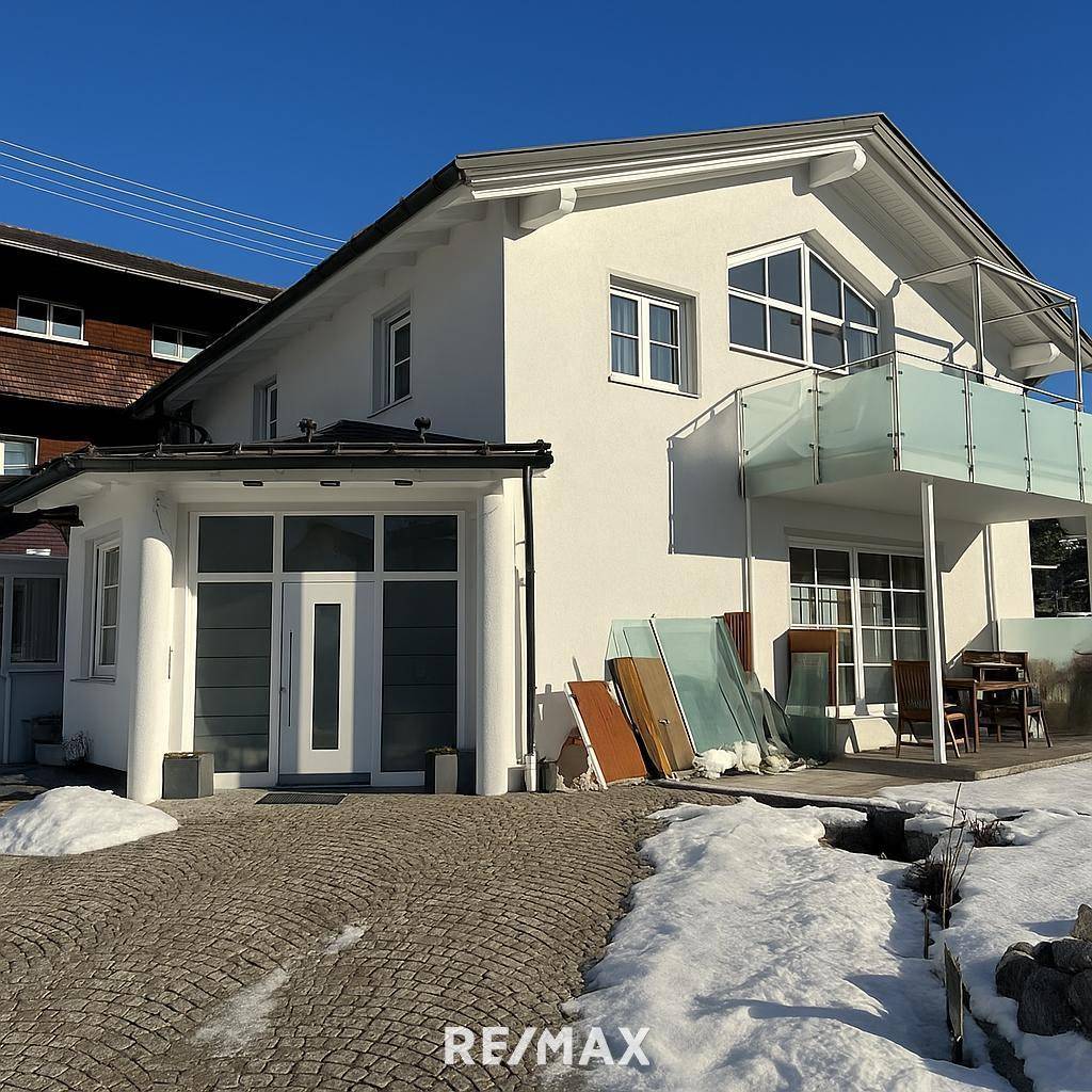 Moderne Almhütte im Winterzauber