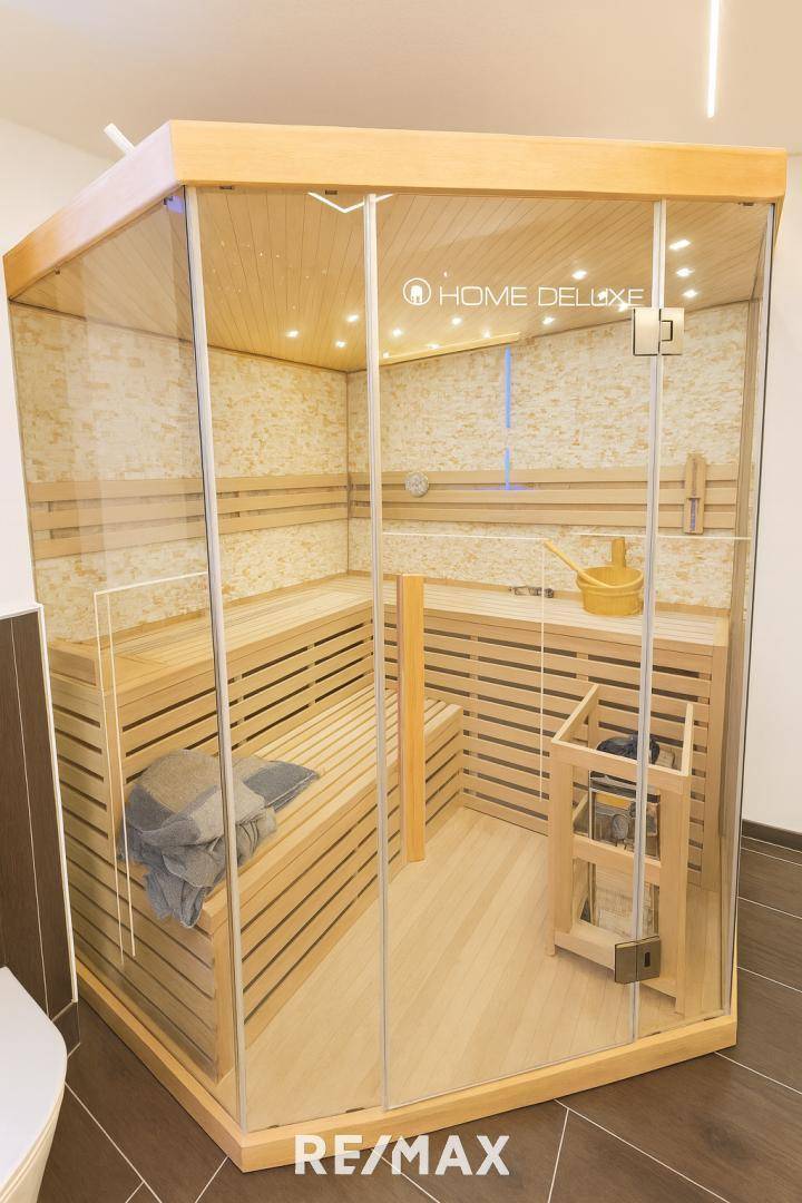 Moderne Sauna mit Holz-Feeling