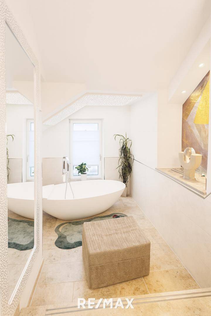Elegantes Badezimmer mit Naturlicht