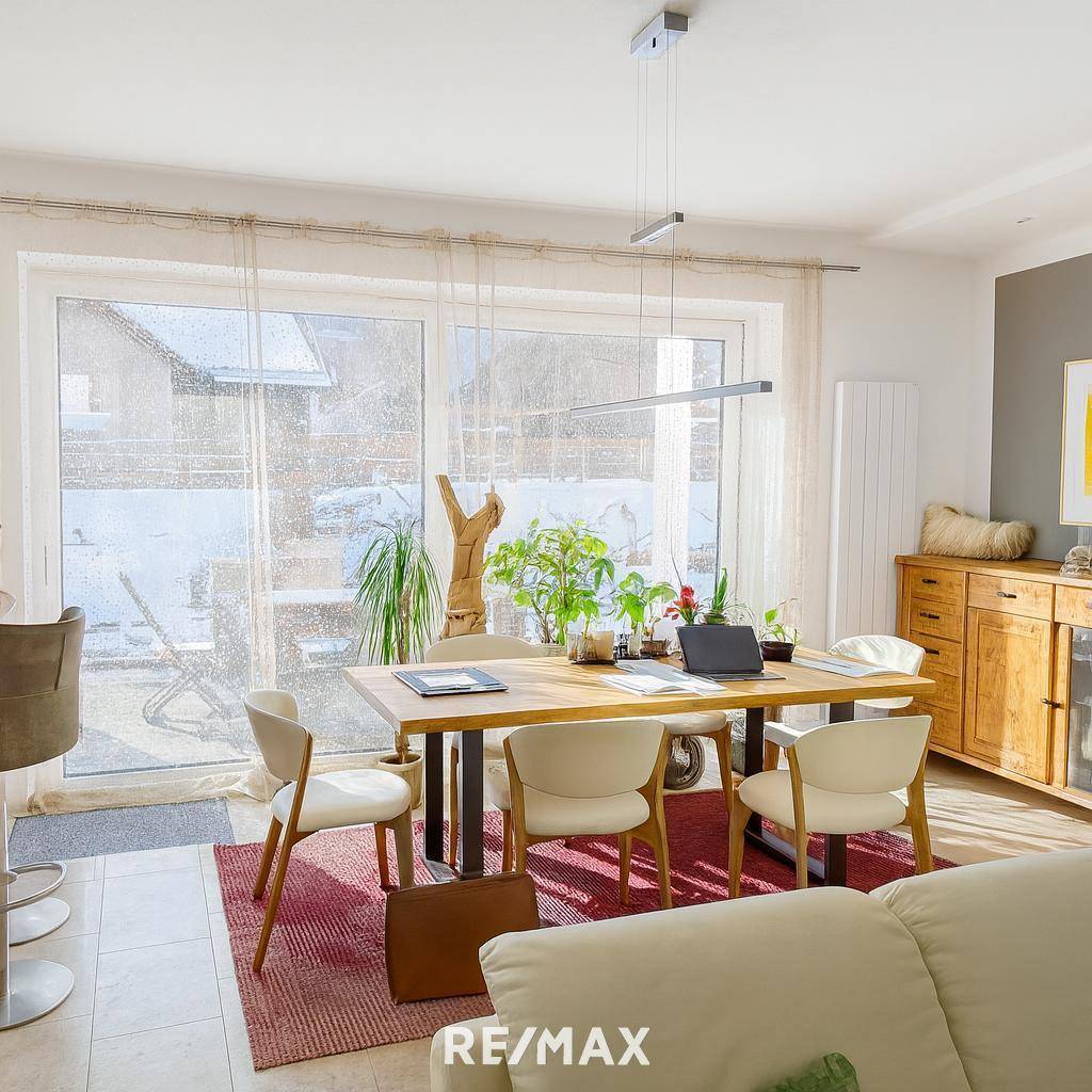 Helles Wohnzimmer mit Winterausblick