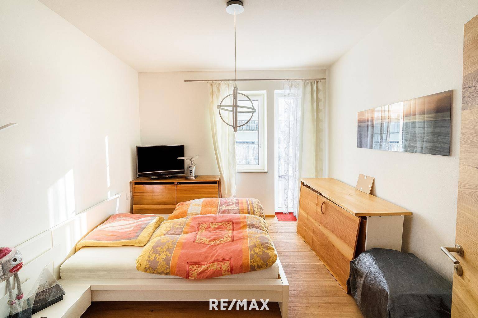 Helles Schlafzimmer mit Balkonblick