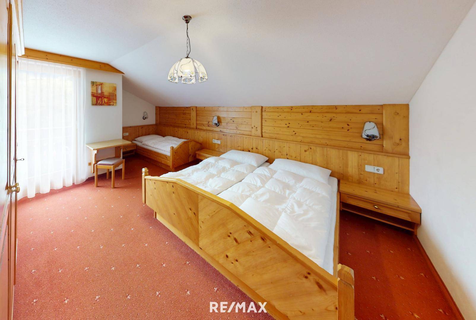 Apartmenthaus - Schlafzimmer I Top 6 - DG