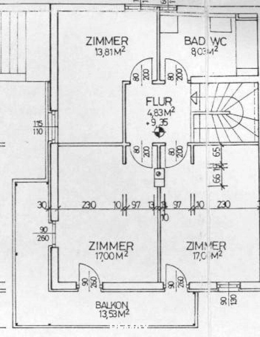 Grundrissplan mit drei Zimmern, einem Bad mit WC, Flur und einem Balkon.