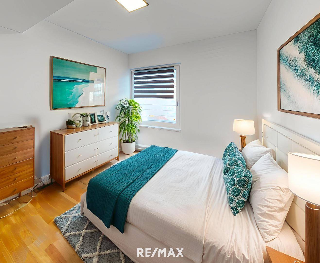 Gemütliches Schlafzimmer mit Doppelbett, Holzboden und moderner Dekoration.