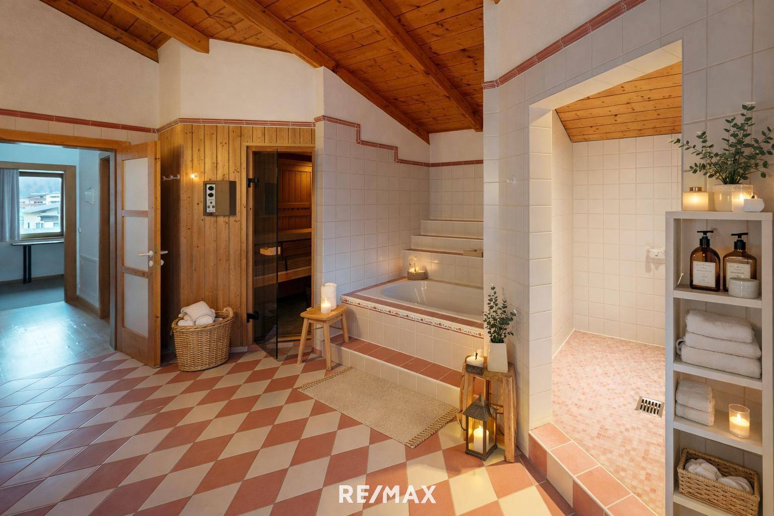 Geräumiges Badezimmer mit Badewanne, Dusche, Sauna und gemustertem Fliesenboden.