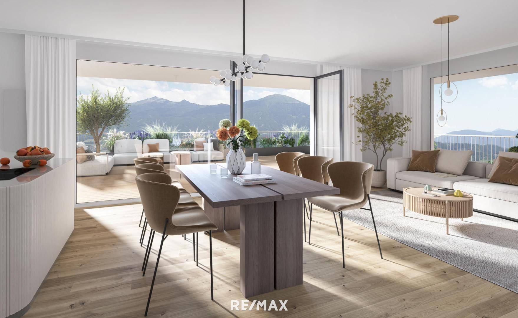 Heller Wohn- und Essbereich mit Holzboden, großen Fenstern und Zugang zu einer weitläufigen Terrasse mit Bergblick.