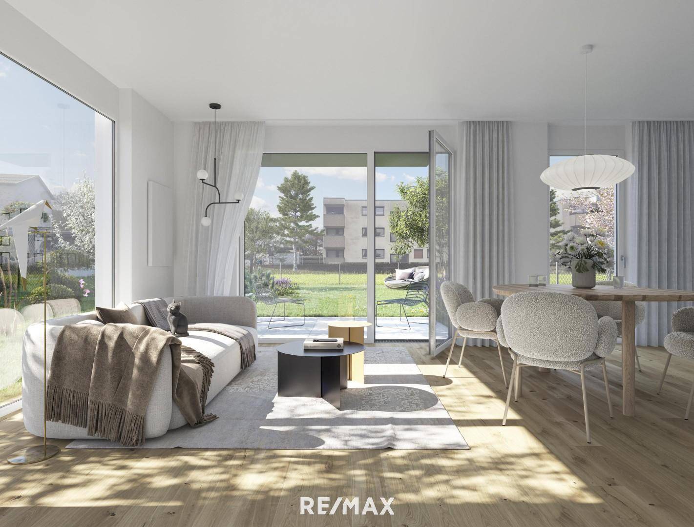 Lichtdurchfluteter Wohn- und Essbereich mit Parkettboden und direktem Zugang zum Garten.