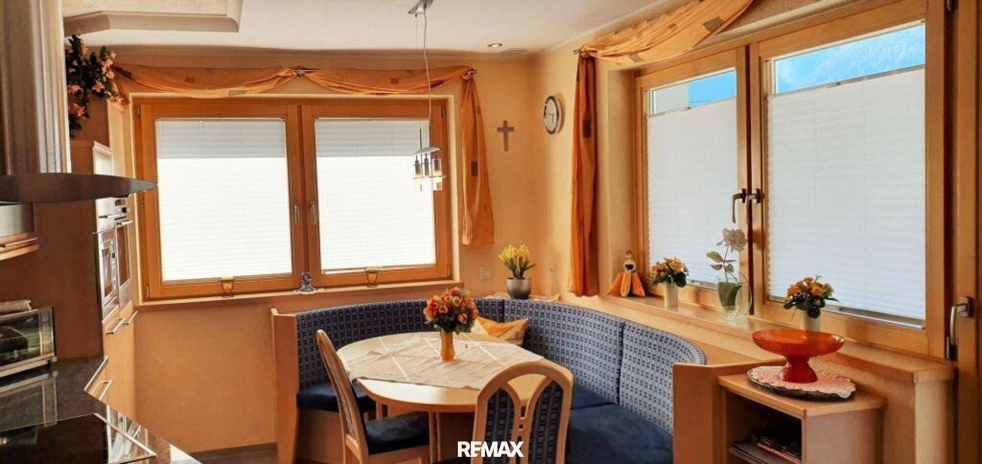 Gemütliche Wohnküche im traditionellen Stil mit Eckbank und Holzelementen.
