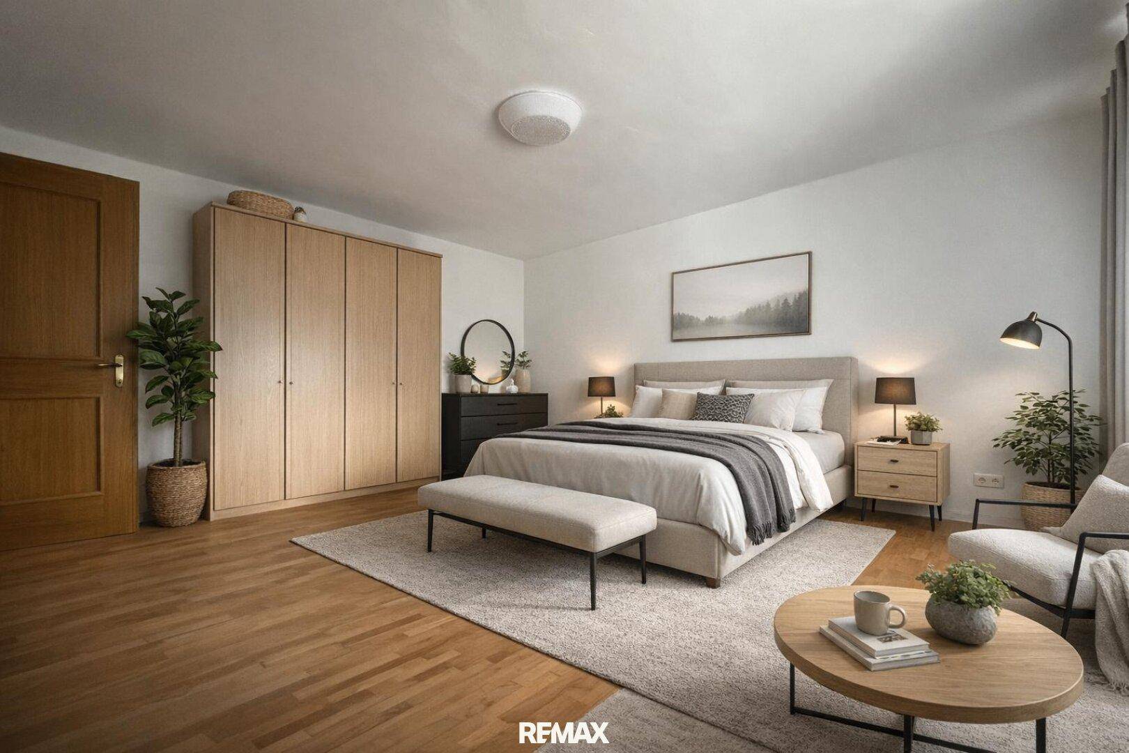 Geräumiges Schlafzimmer mit Holzboden, Einbauschränken und Doppelbett, modern und hell.