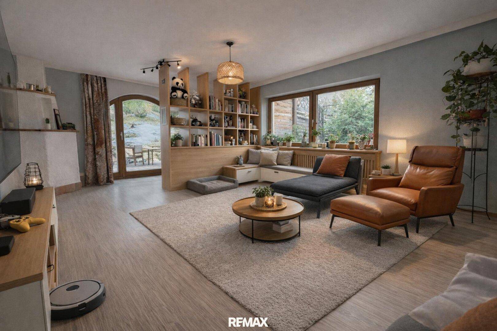 Helles Wohnzimmer mit großem Fenster, Bücherregal und gemütlicher Sitzecke, modern dekoriert.