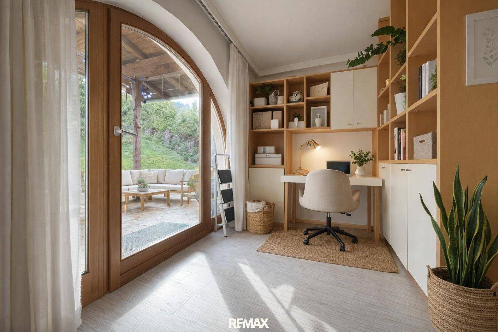Helles Arbeitszimmer mit integriertem Regal und Zugang zur Terrasse, ideal für Home-Office.