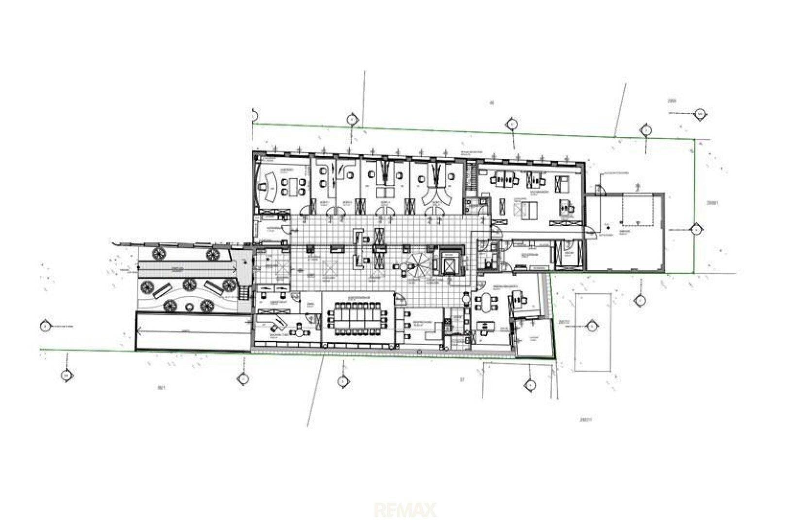 Detaillierter Grundriss eines Gebäudegeschosses mit verschiedenen Büroräumen und Gemeinschaftsbereichen.