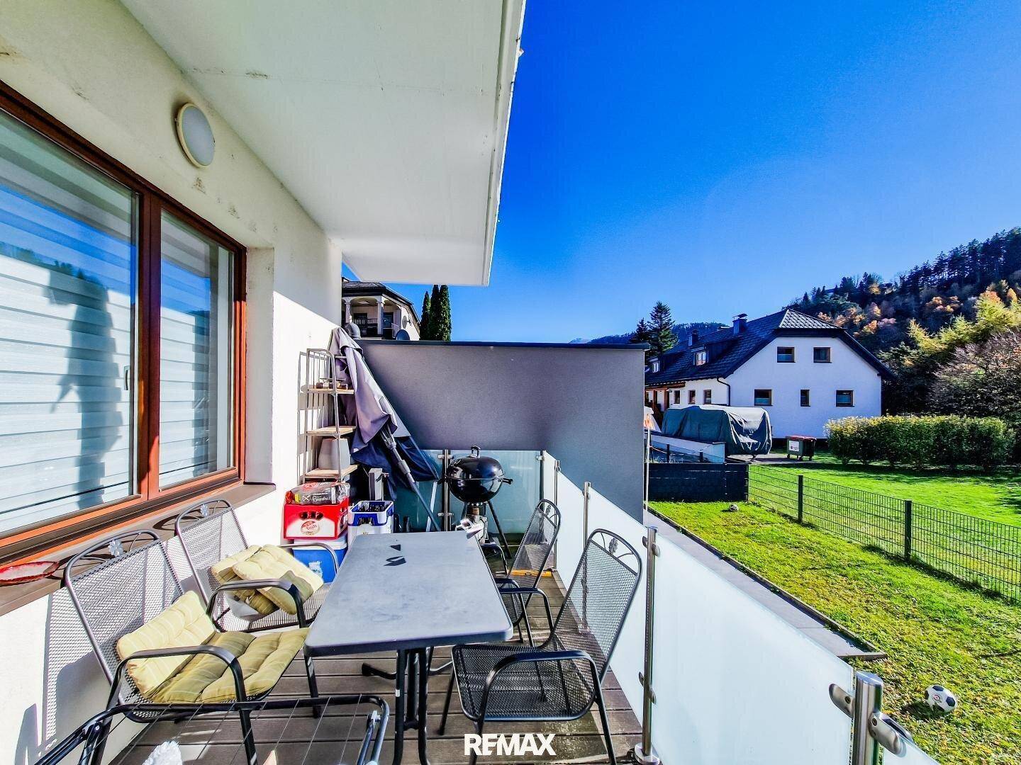 Balkon mit Sitzgelegenheiten, Grill und Blick ins Grüne sowie auf die Umgebung.