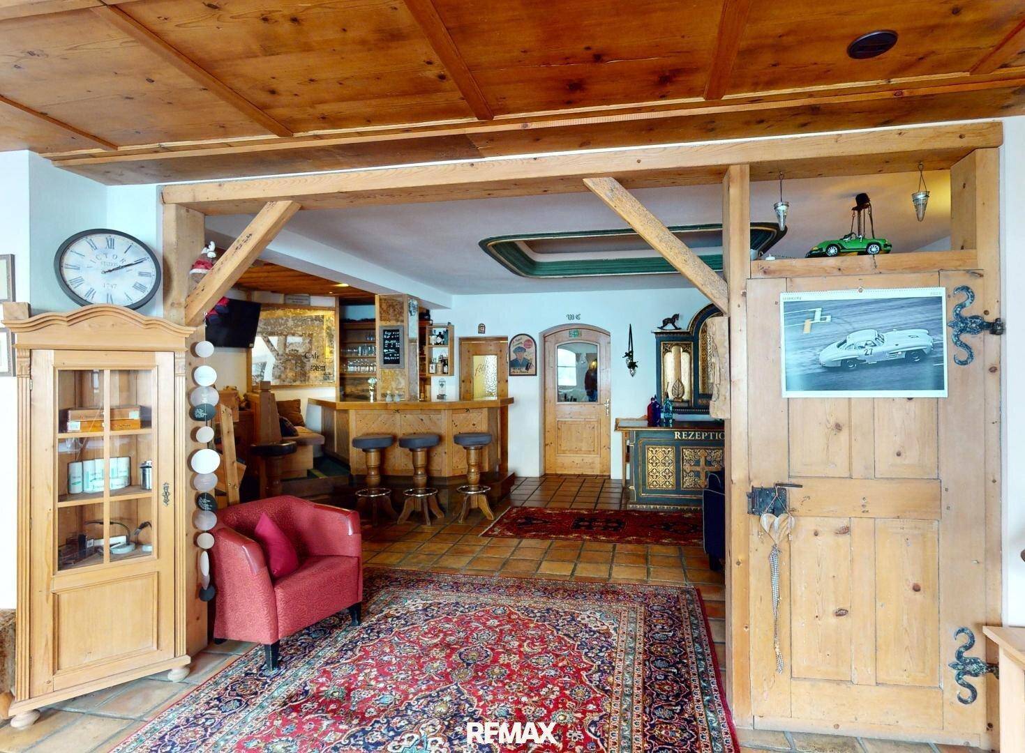 Traditioneller Barbereich mit Holzeinrichtung, rustikalen Möbeln und einem gemütlichen Ambiente.