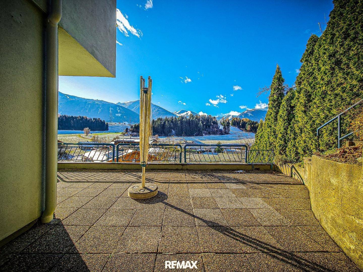 Geräumige Terrasse mit Wäscheständer und weitem Blick auf die malerische Berglandschaft.