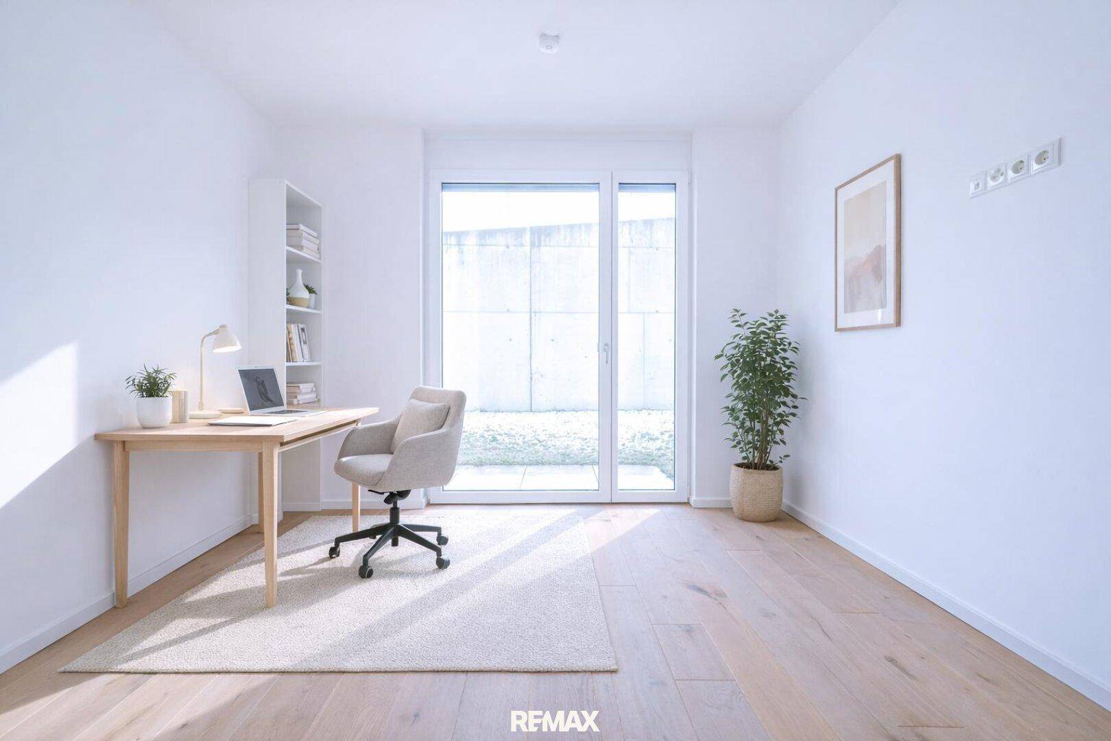 Helles Arbeitszimmer mit Holzboden und Zugang zum Außenbereich, modern eingerichtet.