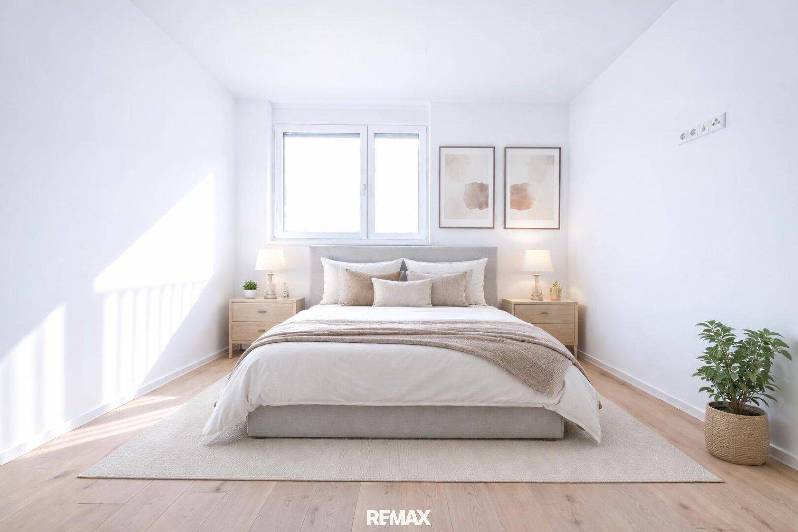 Gemütliches Schlafzimmer mit Holzboden, großem Fenster und moderner, heller Einrichtung.