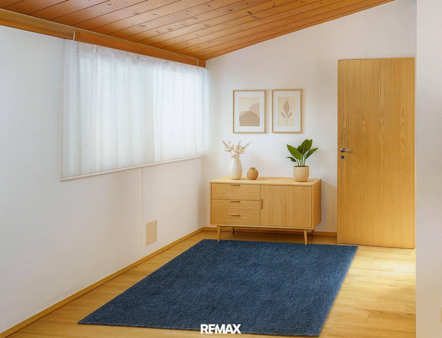 Heller Flur mit Holzdecke, weiß gestrichenen Wänden und einem modernen Holzschrank.