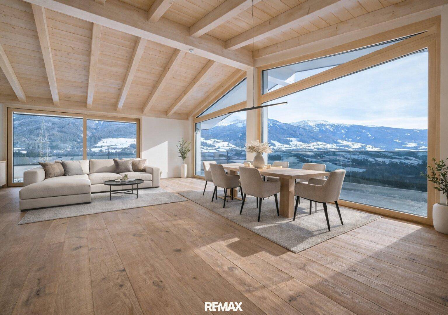 Stilvoller Wohn-Essbereich mit Holzboden, Holzbalkendecke und Panoramafenstern mit Bergblick.