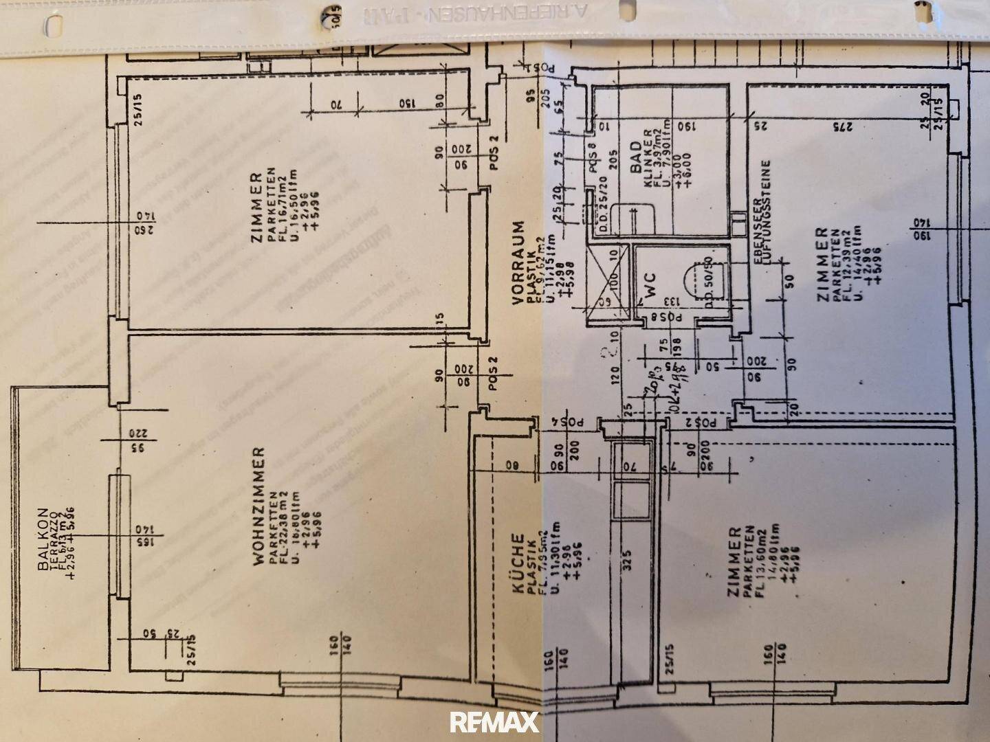 Grundrissplan einer Wohnung mit mehreren Zimmern, Balkon und Bad.