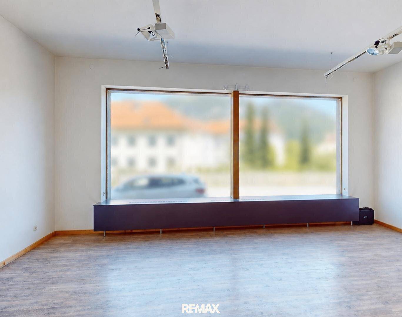 Heller, offener Raum mit einer großen Fensterfront, die viel Licht spendet.