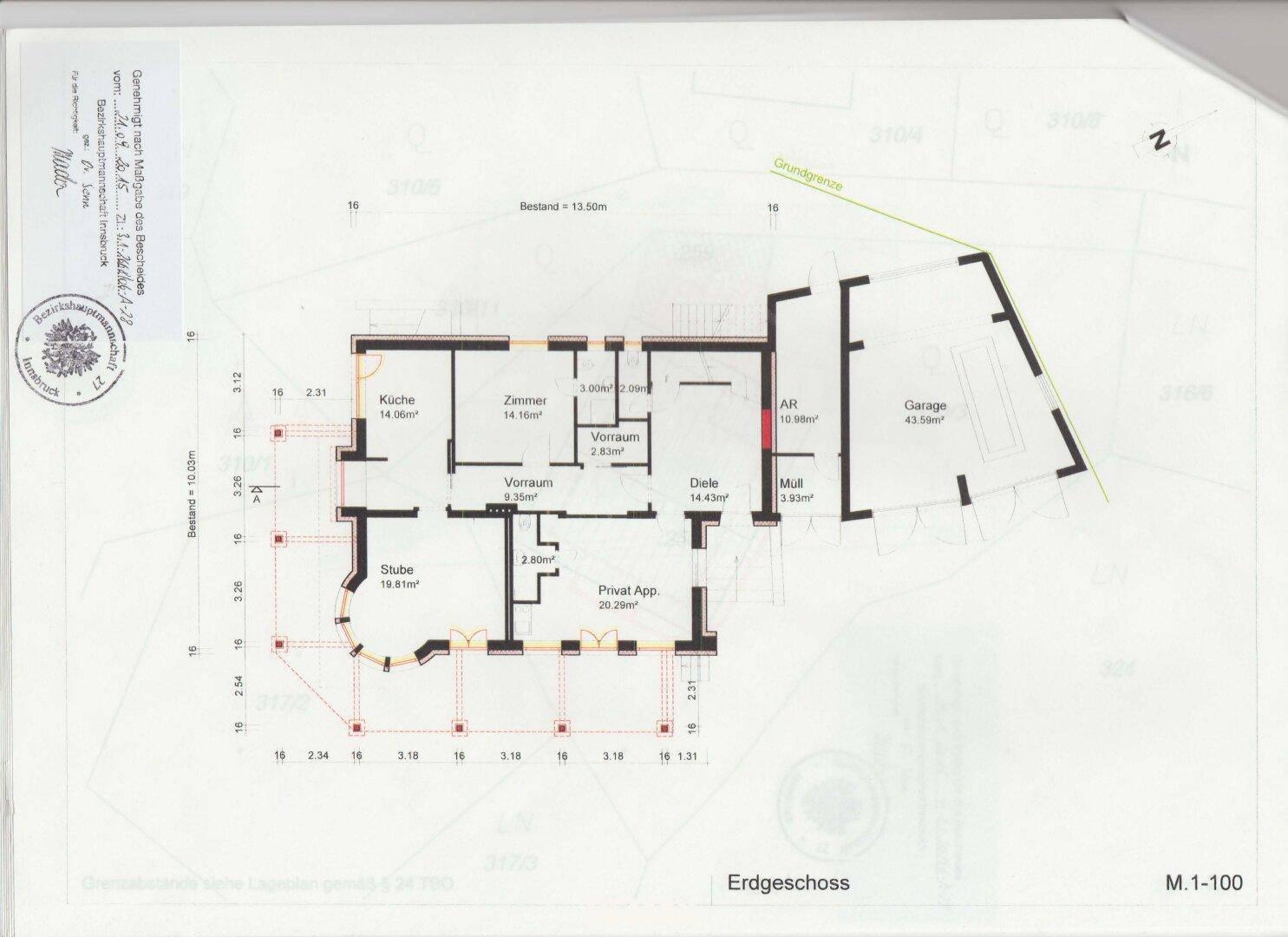 Grundriss des Erdgeschosses mit Aufteilung in Küche, Zimmer, Vorräume und eine geräumige Garage.