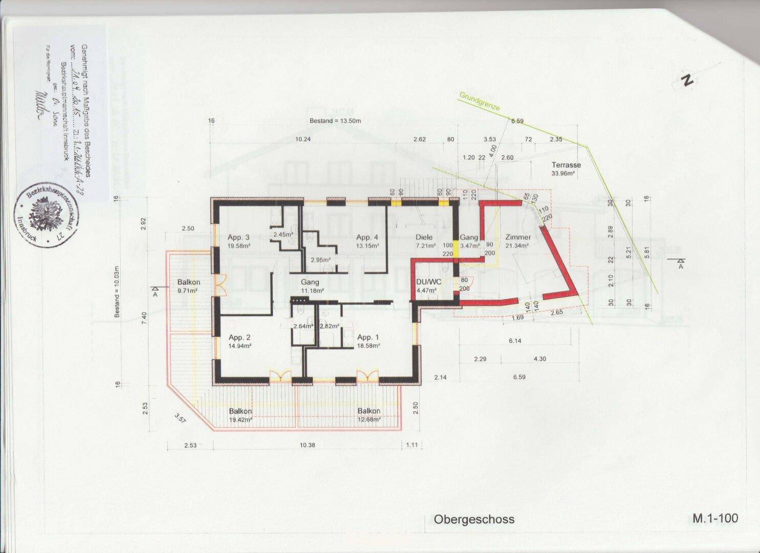 Grundriss des Obergeschosses mit mehreren Apartments, Balkonen und einer großen Terrasse.