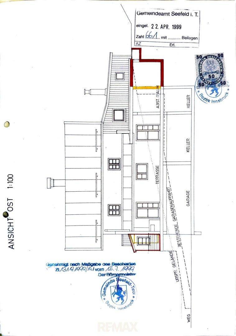 Architektonische Ostansicht des Gebäudes mit Garage, Keller und Terrassenbereich.