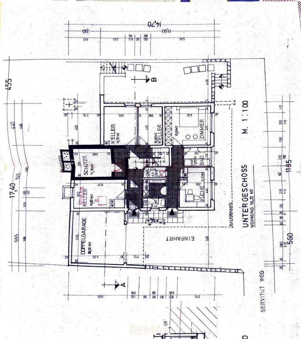 Grundriss des Untergeschosses mit Keller, Zimmer, Bad und Doppelgarage sowie Einfahrt.