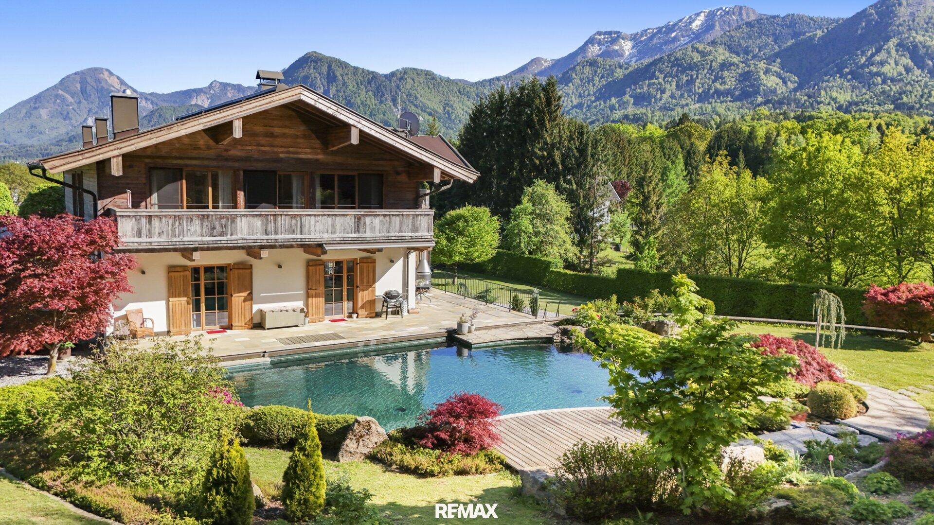 Charmantes Holzhaus mit weitläufigem Garten, großem Pool und beeindruckendem Alpenpanorama.