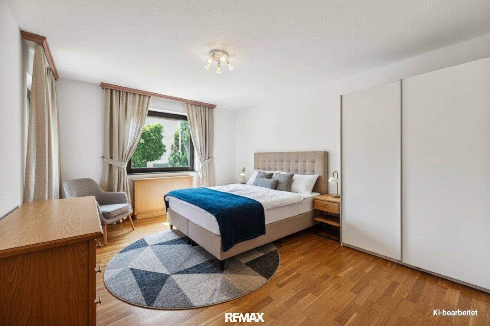 Helles Schlafzimmer mit Doppelbett, Holzfußboden und großem Kleiderschrank.