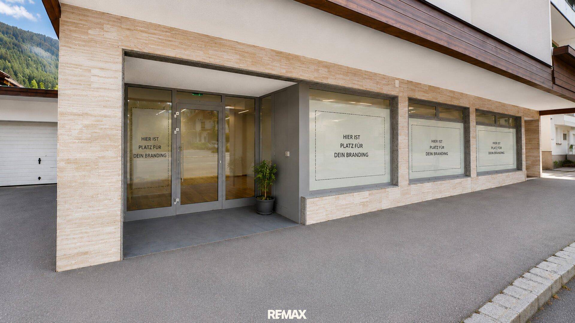 Geschäftsfassade mit großen Schaufenstern, die Platz für Branding bieten, und einem modernen Eingangsbereich.
