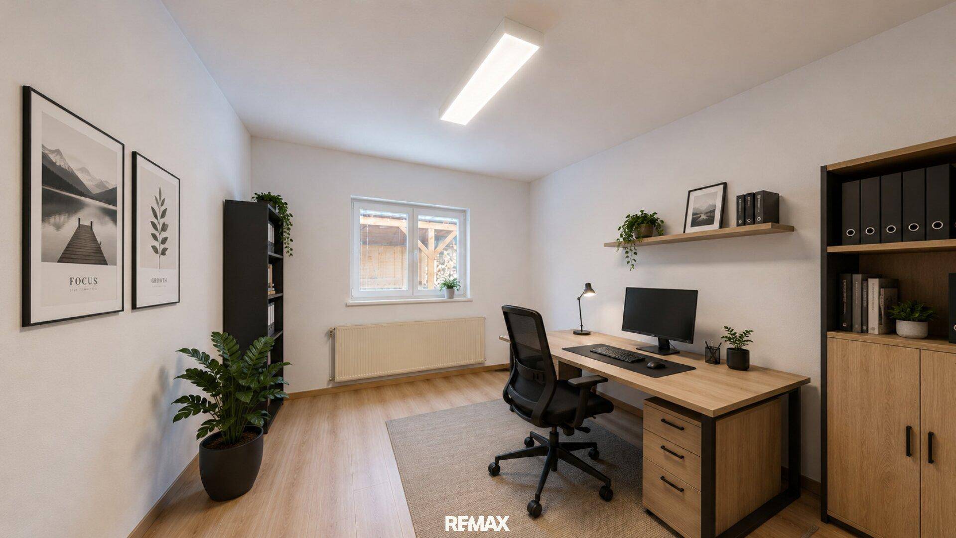 Helles und funktionales Büro mit Holzboden, Schreibtisch, Bürostuhl und einem Fenster mit Blick ins Grüne.